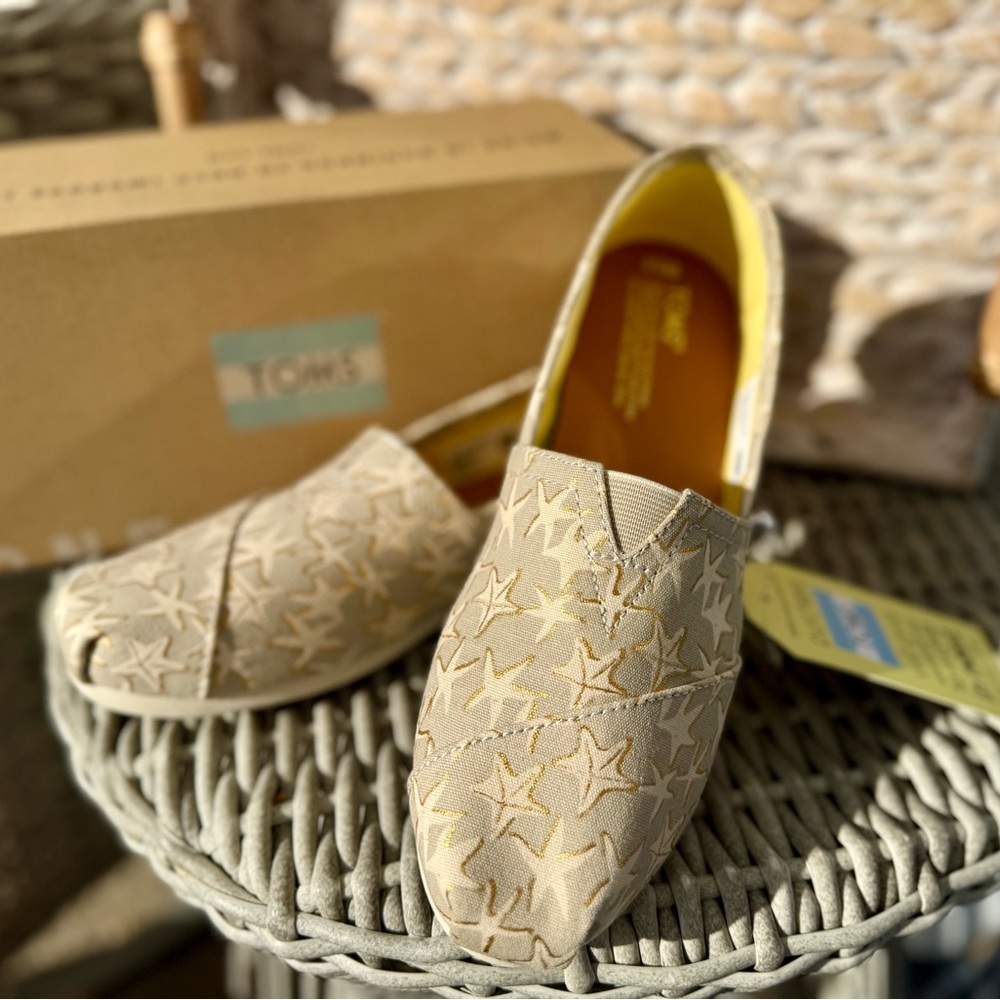 NWT *RARE* TOMS Beige and Pale Yellow Starfish Slip-On Alpargata Espadrilles
